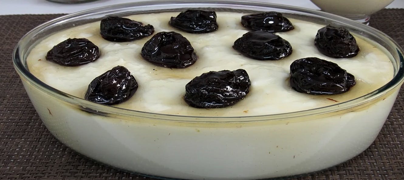 Manjar Branco de Travessa com Coco Ralado e Calda de Ameixa: Sobremesa Irresistível para Festas