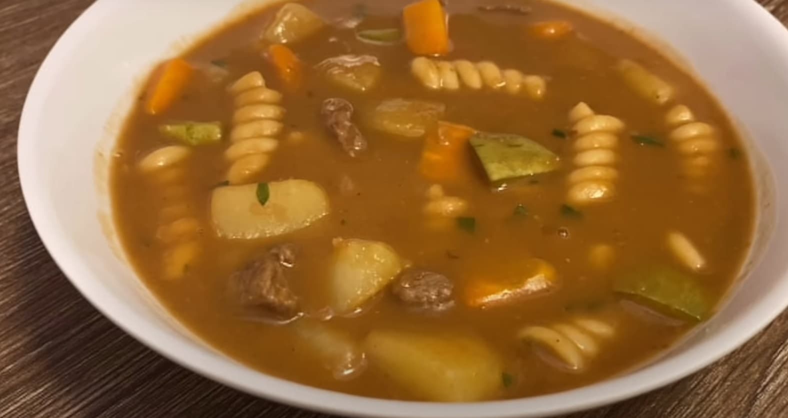 sopa de feijão com legumes com legumes e macarrão