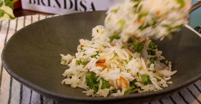 Arroz de Brócolis com Lâminas de Alho Natalino
