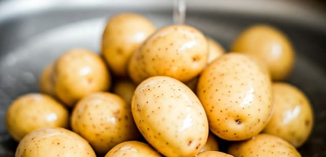 É preciso lavar as batatas antes de cozinhá-las?