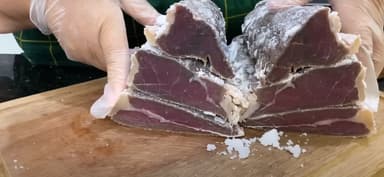 Como fazer para salgar carne em casa