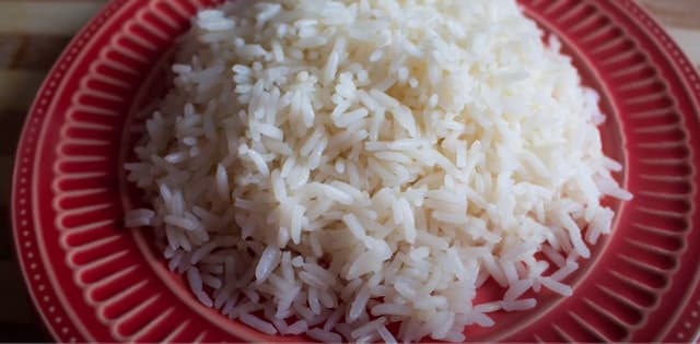 Qual é a proporção de arroz e água para cozinhar arroz