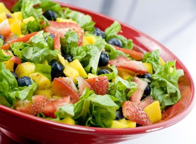 5 receitas de salada de folhas 