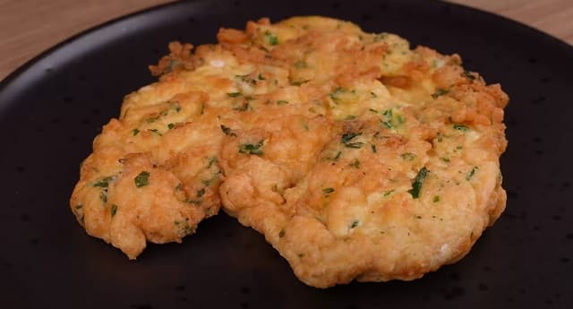 Qual o tempo ideal para fritar um peito de frango empanado?