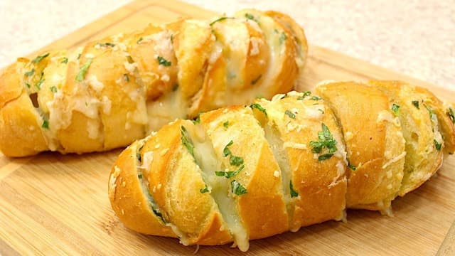 10 receitas de pão de alho na brasa para você arrasar no churrasco