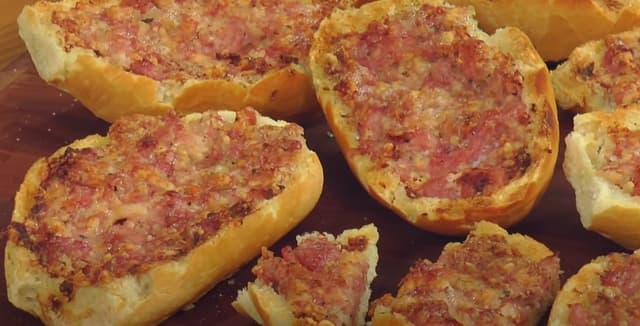 Pão francês na brasa: Fica crocante e é ótimo para acompanhar as carnes.