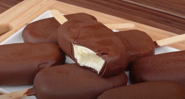 Como fazer picolé de coco cremoso com ganache de chocolate