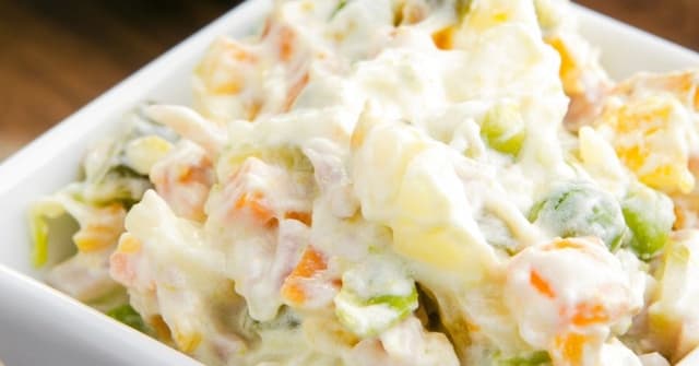 20 receitas de salada de maionese para acompanhar o seu churrasco