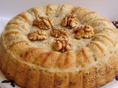Bolo de banana com pedaços de nozes