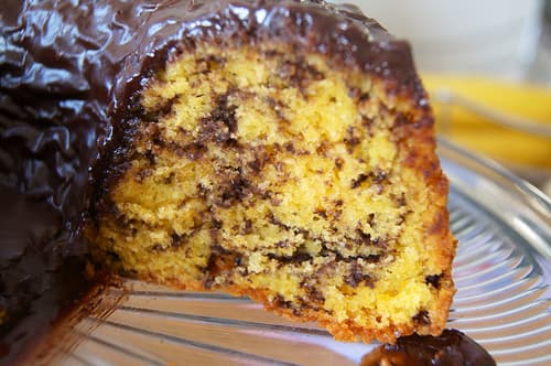 Bolo de cenoura com gotas de chocolate