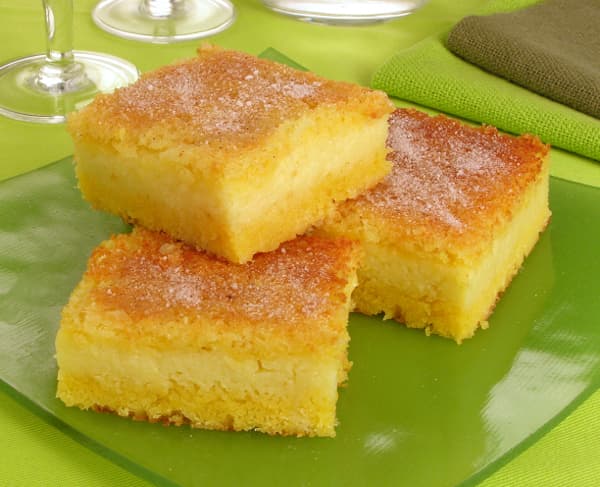 Bolo de farinha de milho com requeijão