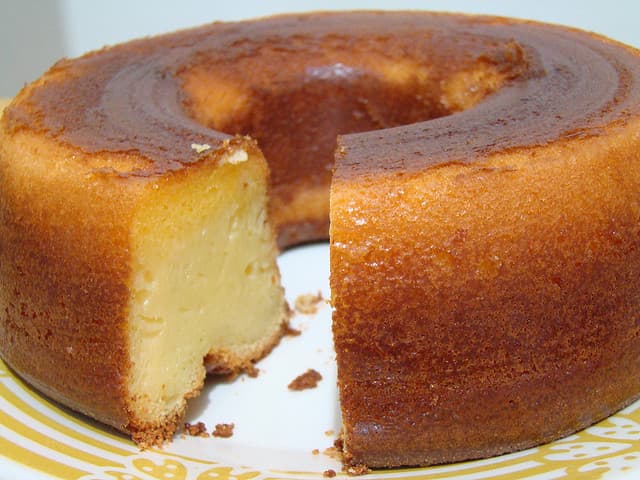 Bolo de fubá com queijo e coco
