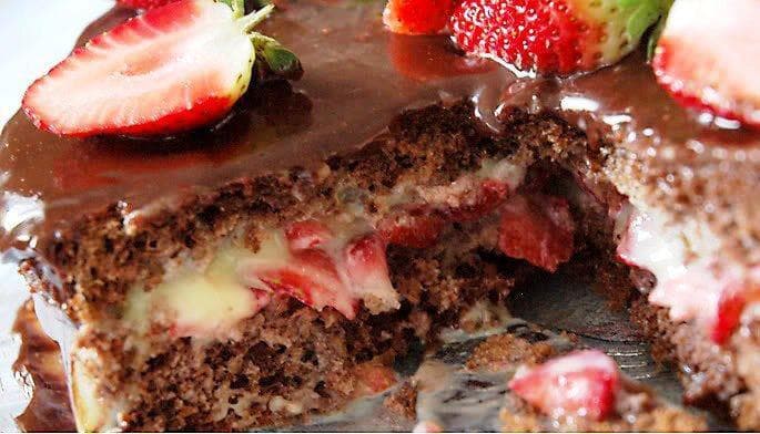 Bolo de mousse de chocolate com morango