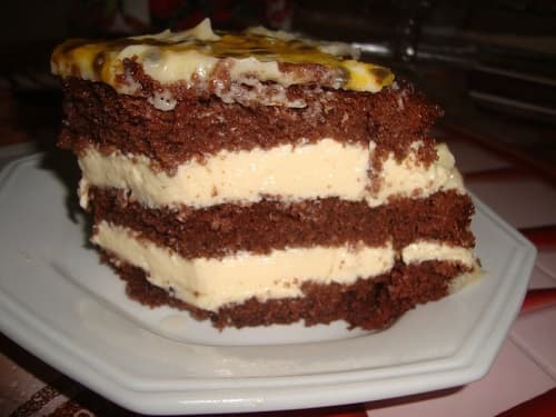 Bolo de mousse de maracujá com chocolate