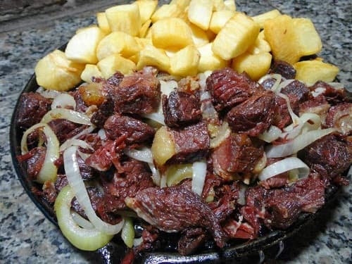 Carne de sol com mandioca (macaxeira)