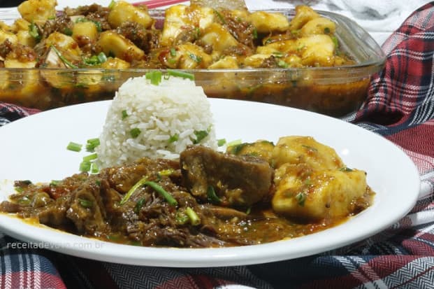 Costela de boi cozida com mandioca