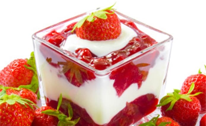 Mousse com calda de morango