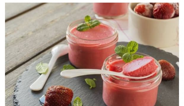 Mousse de morango com ninho