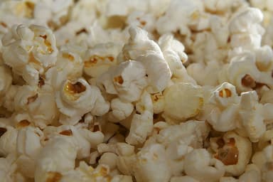 Pipoca no micro-ondas com milho comum
