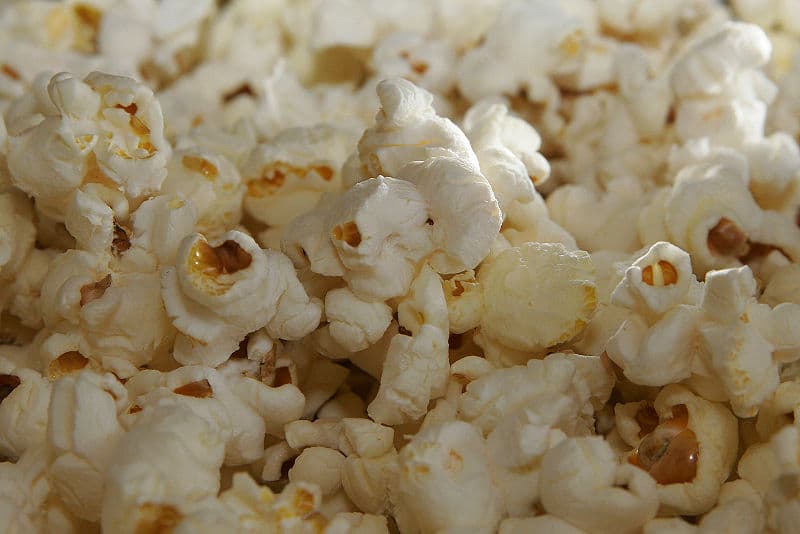 Pipoca no micro-ondas com milho comum