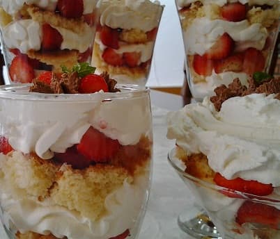 Taças de morango com creme