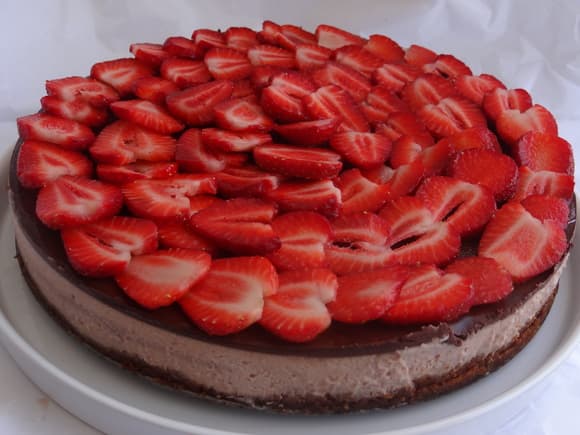 Torta de nutella com pedaços de morango