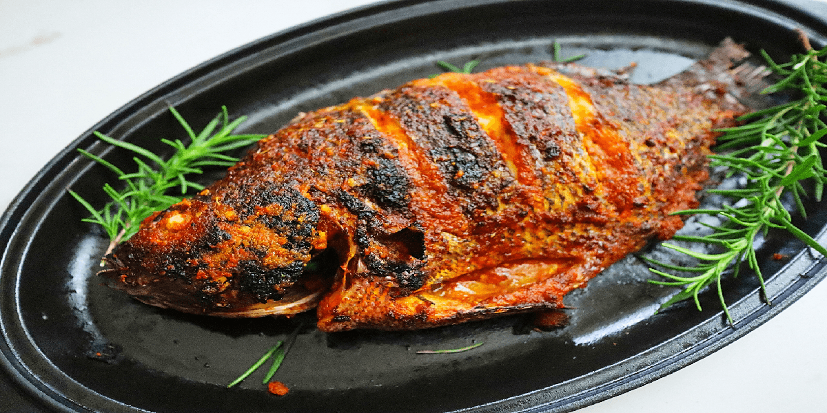 Peixe assado na churrasco