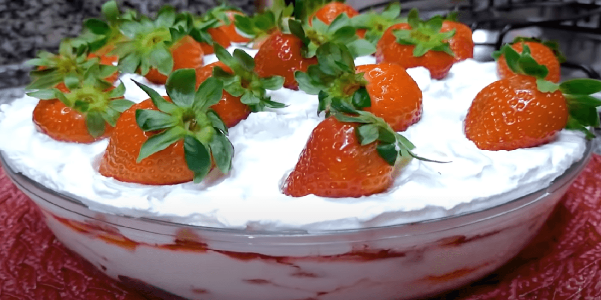 Receita de pavê de morango com chantilly