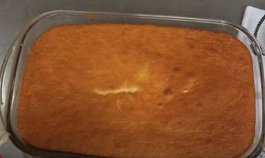 Bolo de trigo fofinho de travessa de vidro
