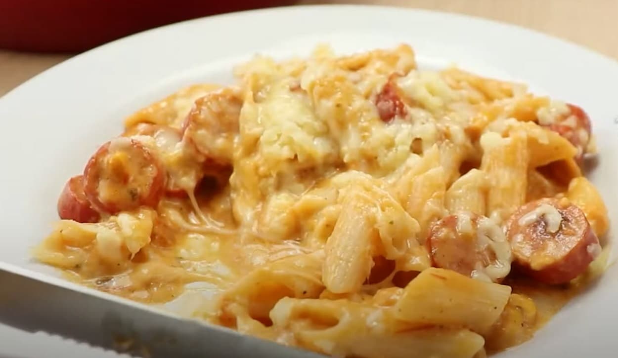 Macarrão com salsicha cremoso