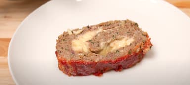 Bolo de carne recheado com queijo e requeijão