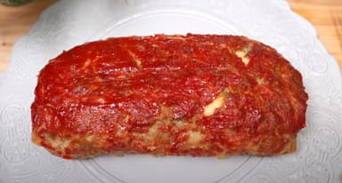 Bolo de carne recheado e coberto com molho de tomate