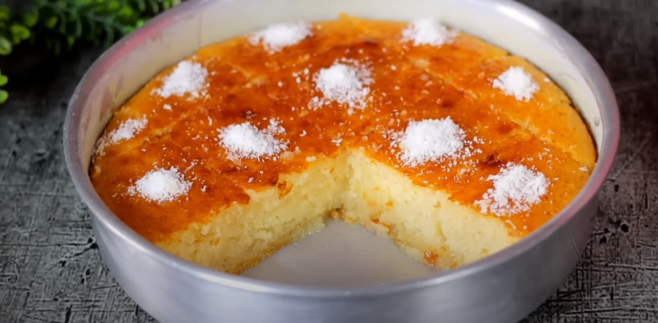Bolo de iogurte com coco bem molhadinho feito com colher de Pau