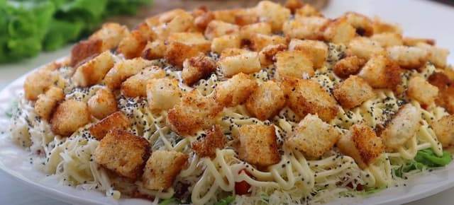 Salada de Frango Refrescante com Croutons para Dias Quentes