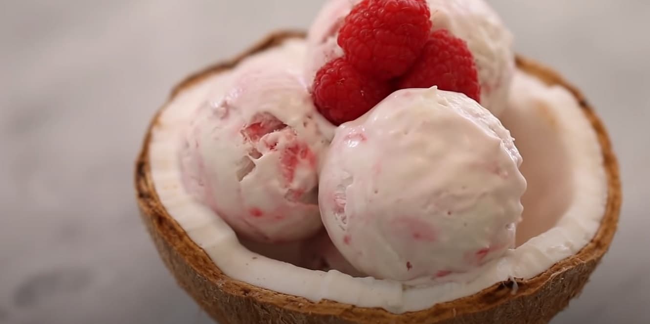 Sorvete de Iogurte com Amora e Coco