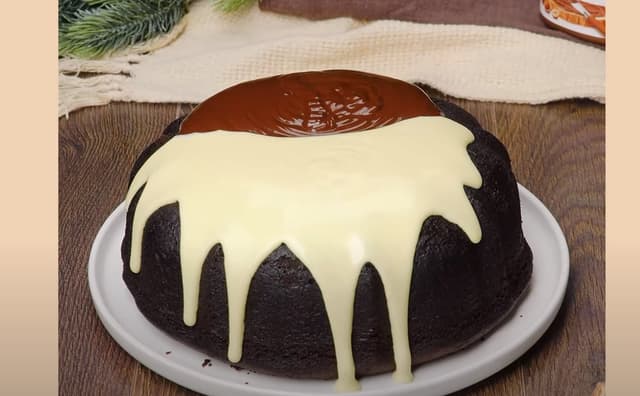 Bolo de Chocolate com Cobertura de Chocolate e de Leite Ninho