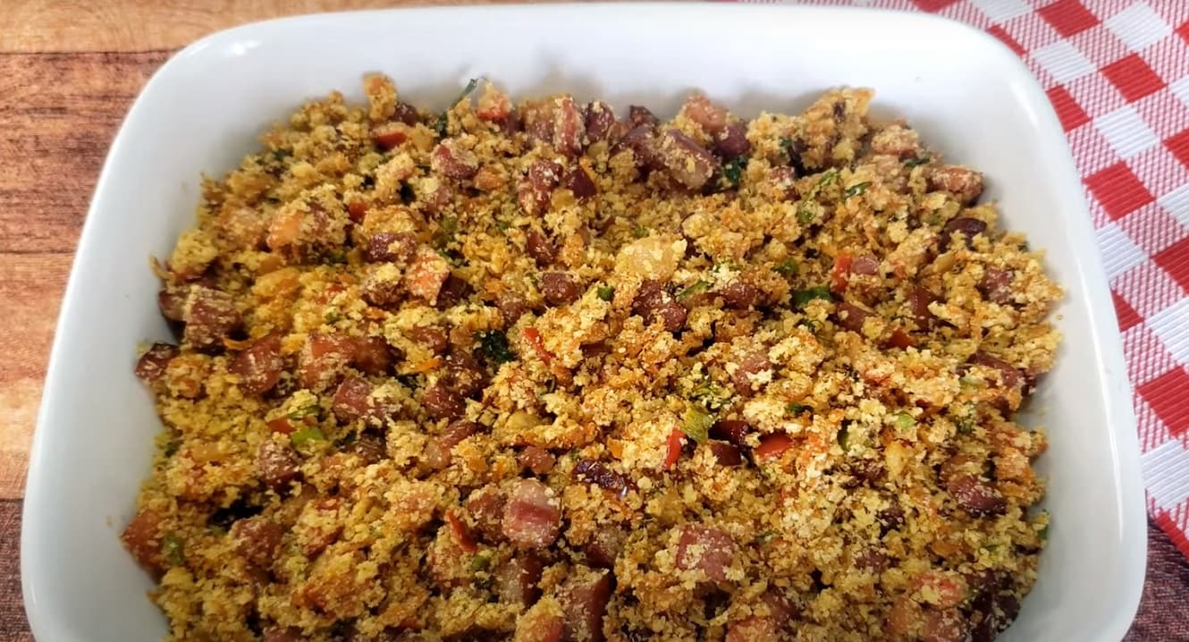 Farofa Natalina com Bacon e Calabresa Bem Molhadinha para Encantar as Festas