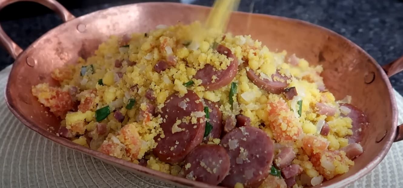 Fubá Suado com Calabresa e Bacon para um Almoço  Inesquecível