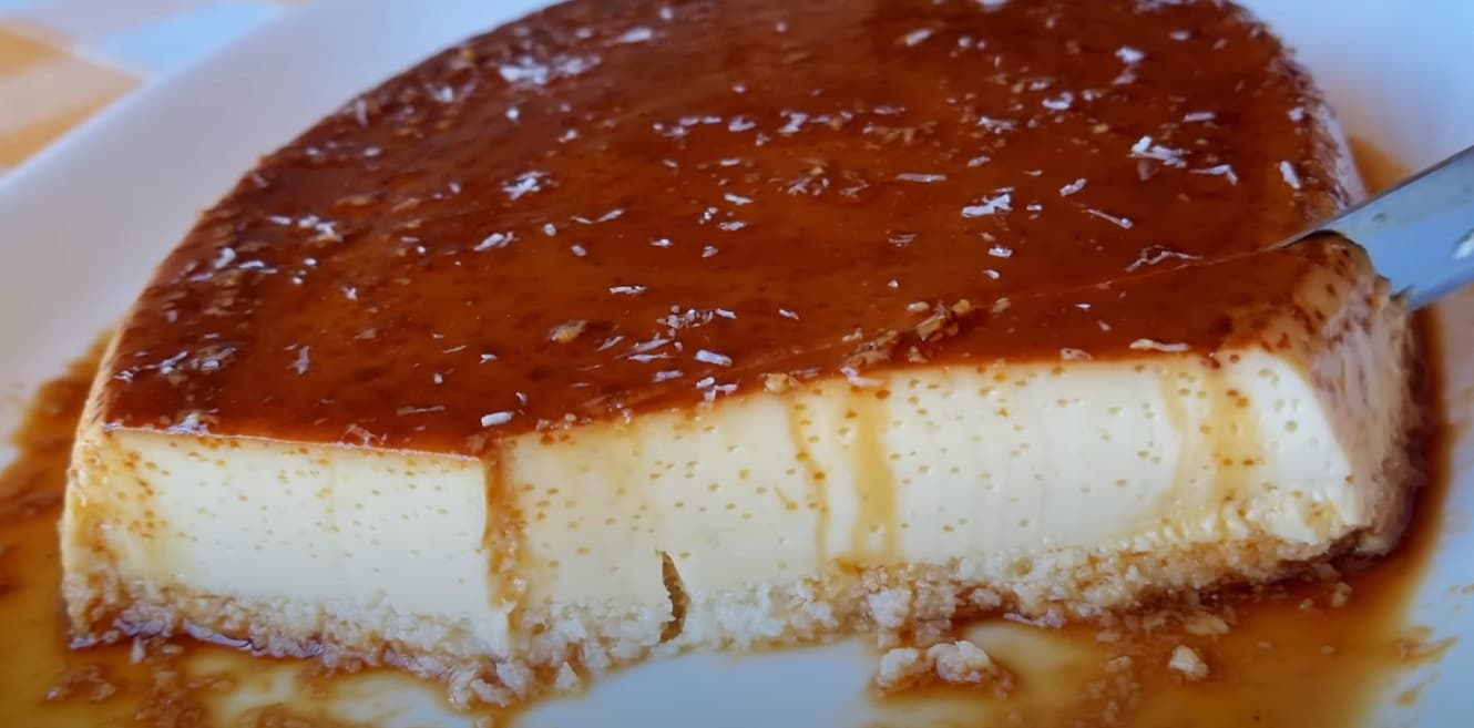 Pudim de Coco Cheio de Furinhos para Realçar Seu Paladar