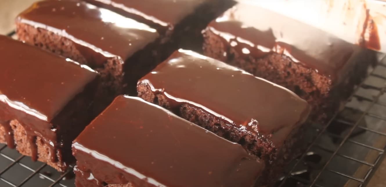 Receita Completa de Bolo Nescau Maravilha com Calda de Brigadeiro