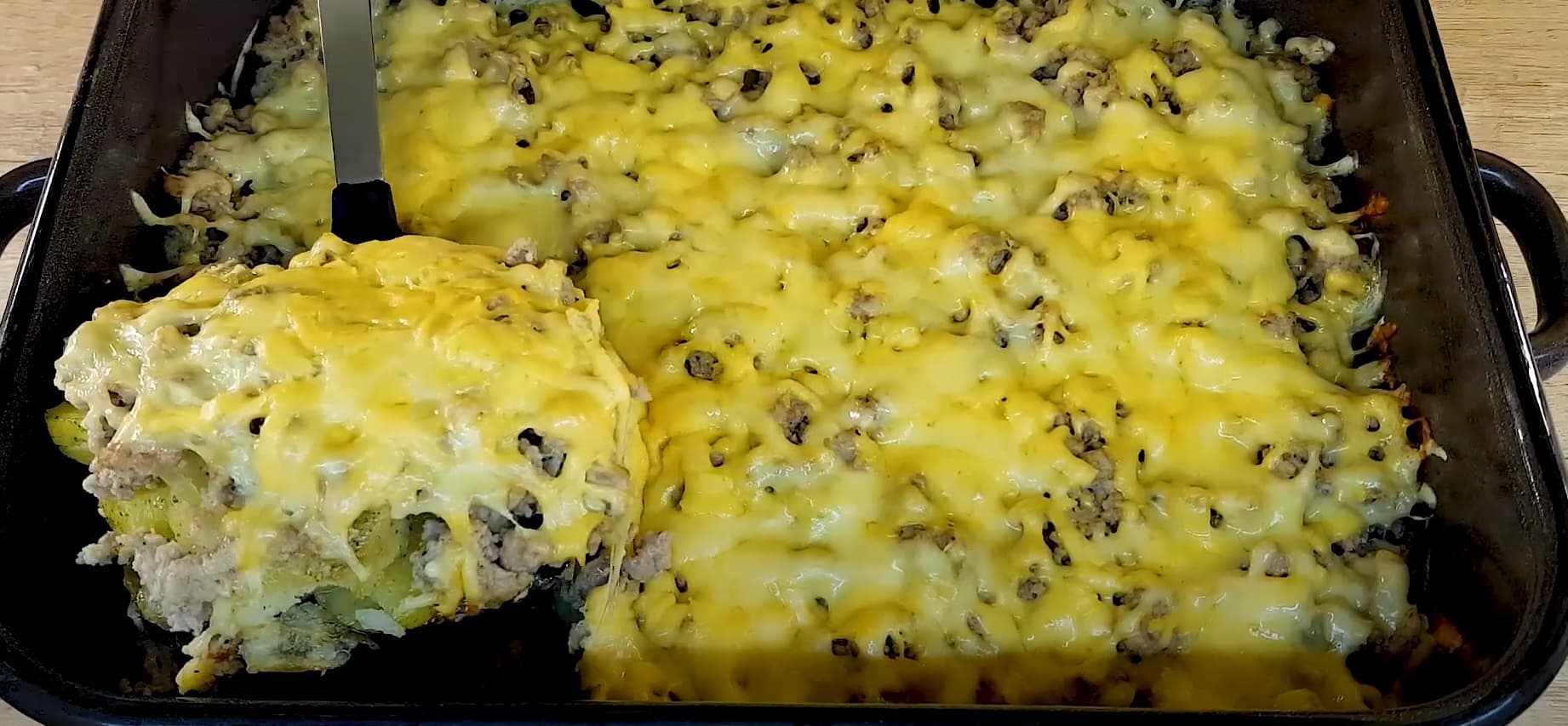 Carne moída assada com vegetais e queijo