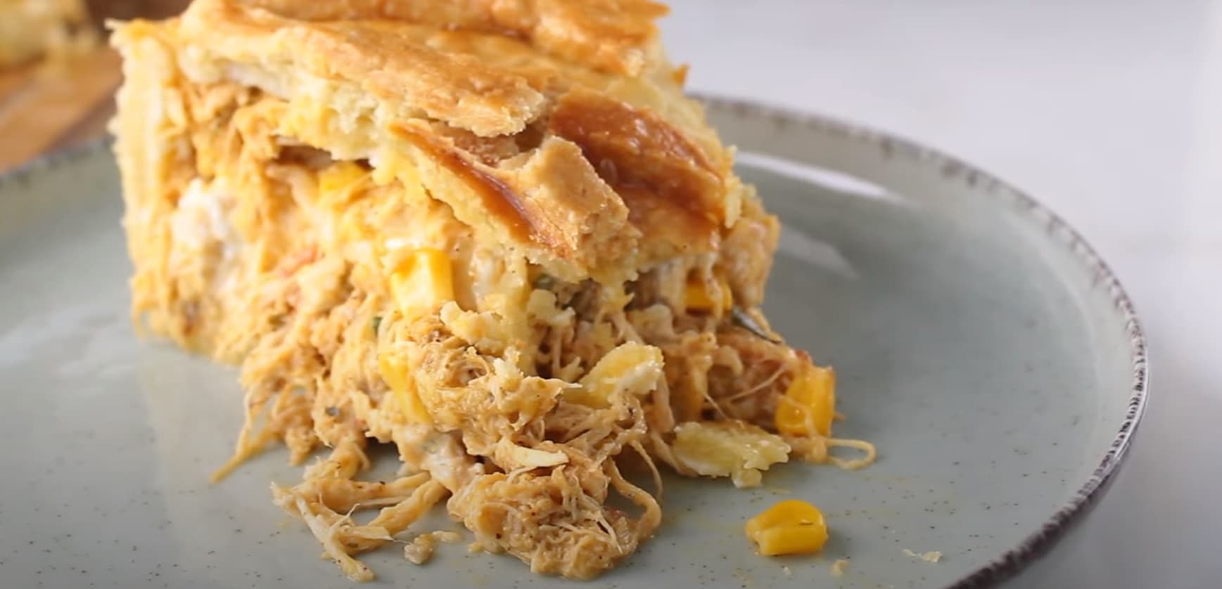 Empadão com massa amanteigada de frango cremoso