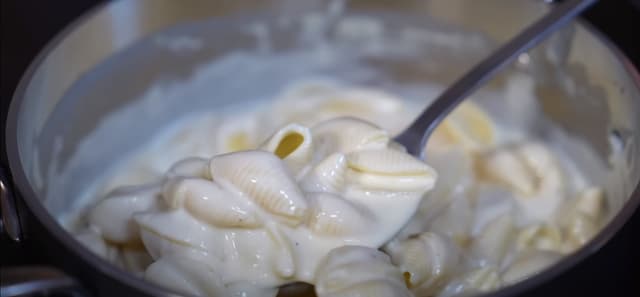 Macarrão com creme branco amanteigado