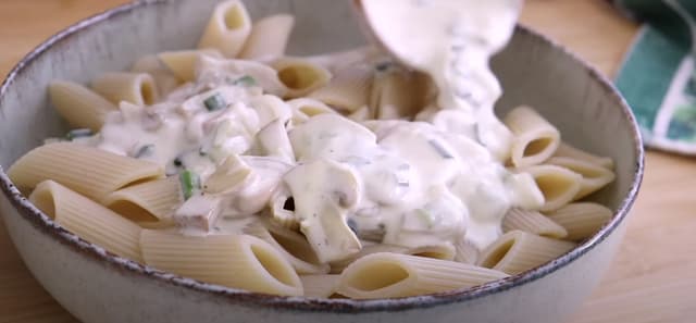 Macarrão com creme branco de cogumelos