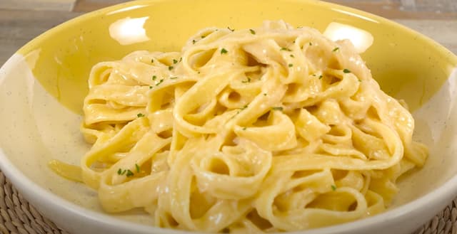 Macarrão de limão com salsinha