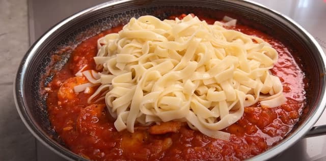 Macarronada ao molho sugo de camarão