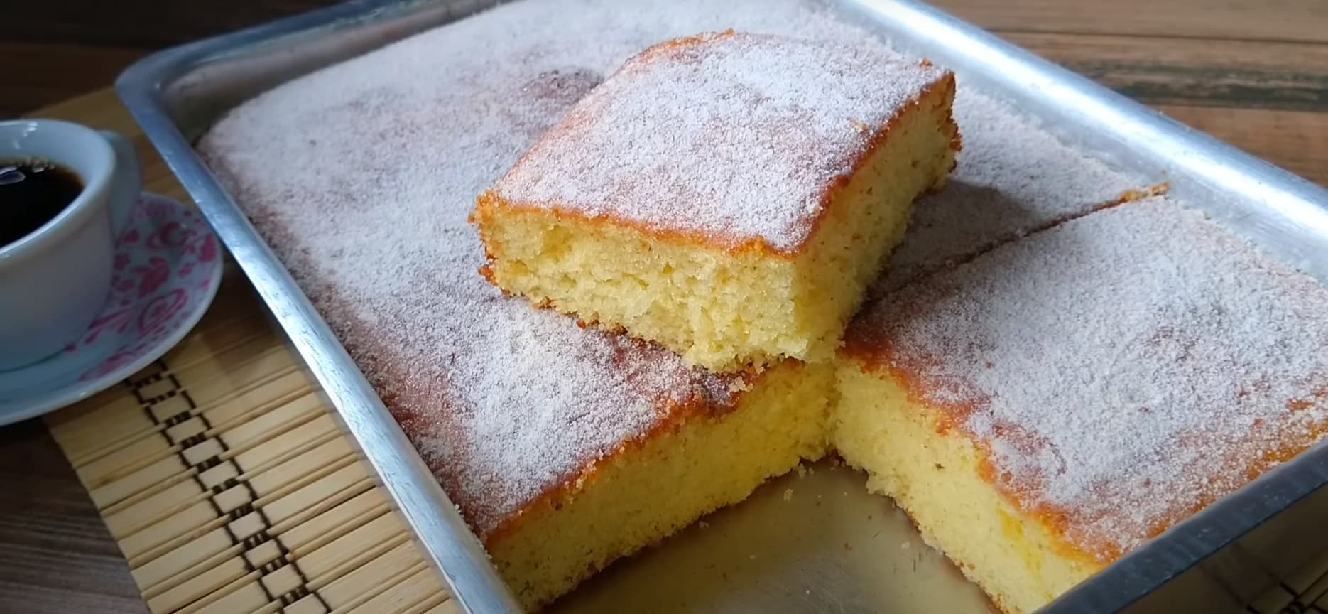 Bolo caseiro de fubá com coco e com leite de coco