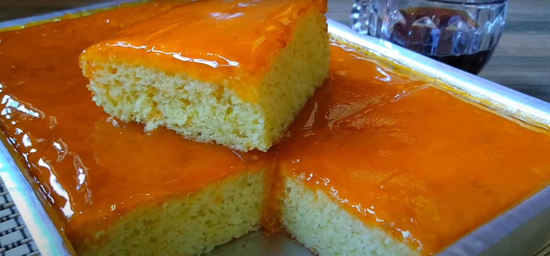 Bolo de trigo fofinho com calda de laranja