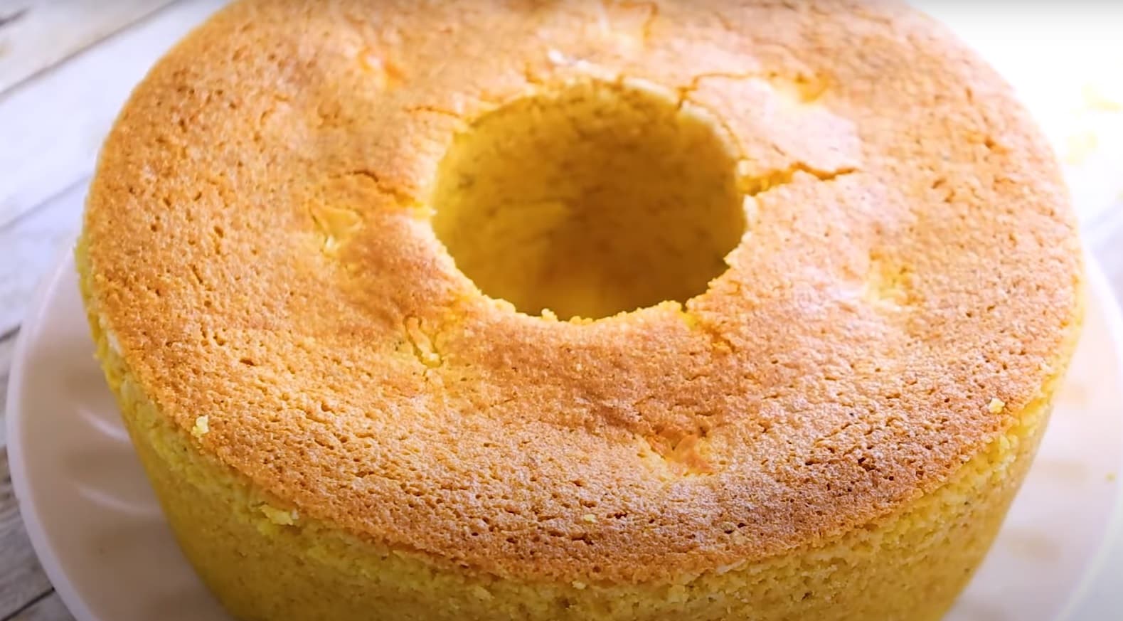 Bolo de fuba com erva doce e canela e crosta de açucar