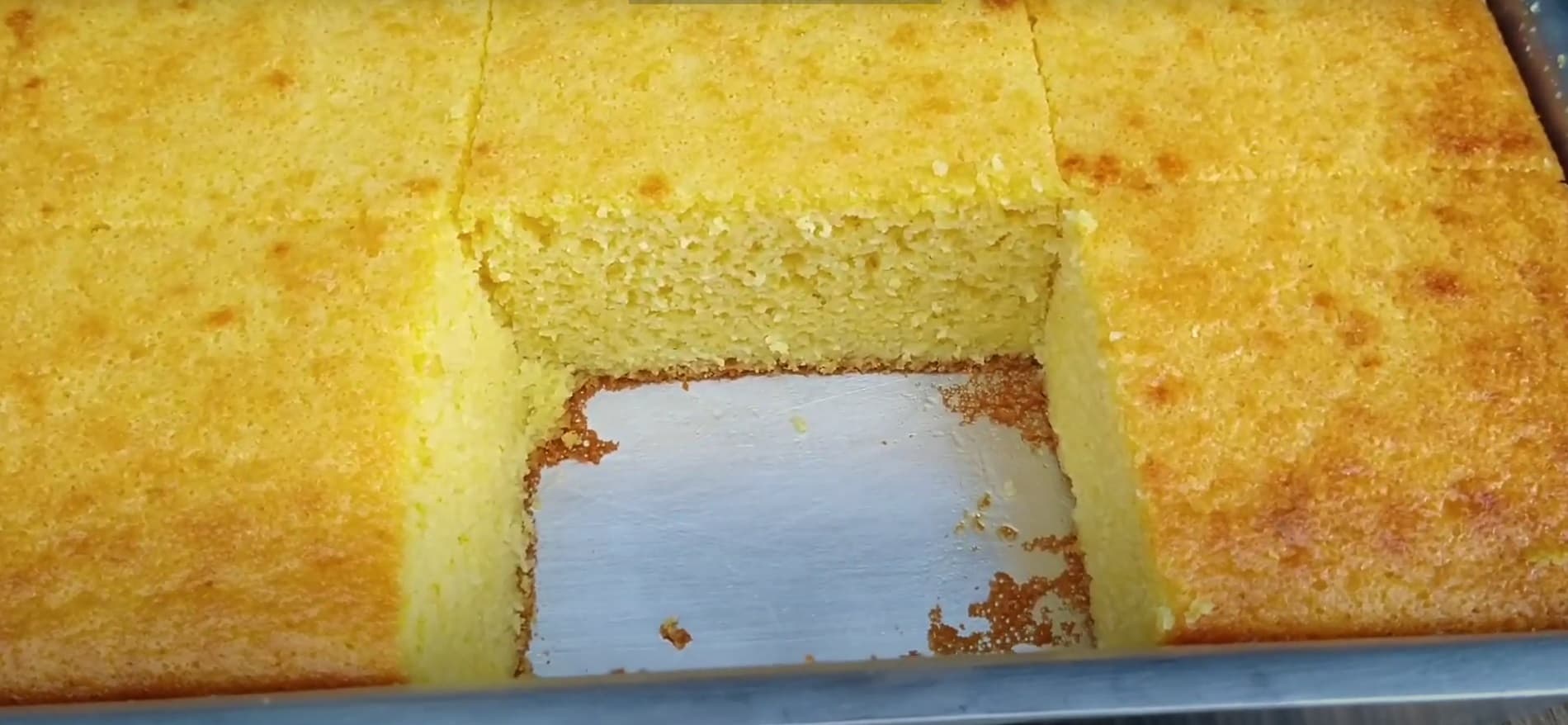 Bolo de fubá com queijo molhadinho